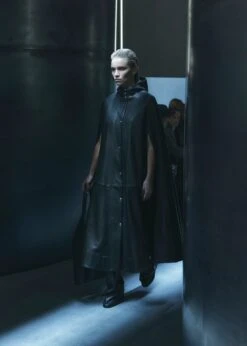 The Roygen Cape In Black Leather 12 The Roygen Cape In Black Leather -Fashion Girl Sales Shop KHAITE FL23 RUNWAY LOOK31