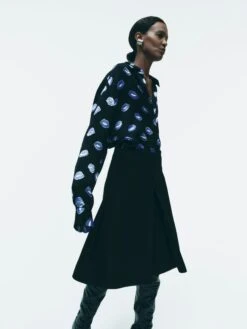 The Argo Top In Black With Cornflower Lip Print -Fashion Girl Sales Shop KHAITE PF23 EDITORIAL 1 LOOK7 1 LK ad8151eb a04b 40fd 81b0 46bf44383dec